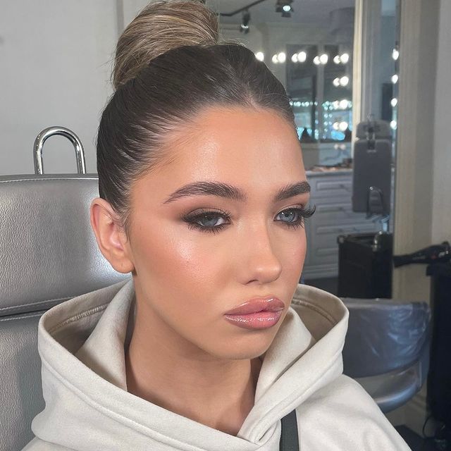 Blown out smokes and glowy skin by @jessmckennamakeup using AL03 to finish of...