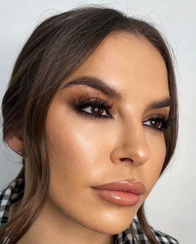 Bronzed eyes & luminous skin ✨ @klcmakeup using Academy Lashes AL23 in this s...