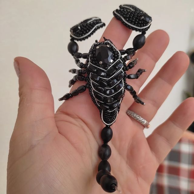 Scorpion en broderie de perles à l'aiguille  #scorpion #scorpio #jewelry #emb...