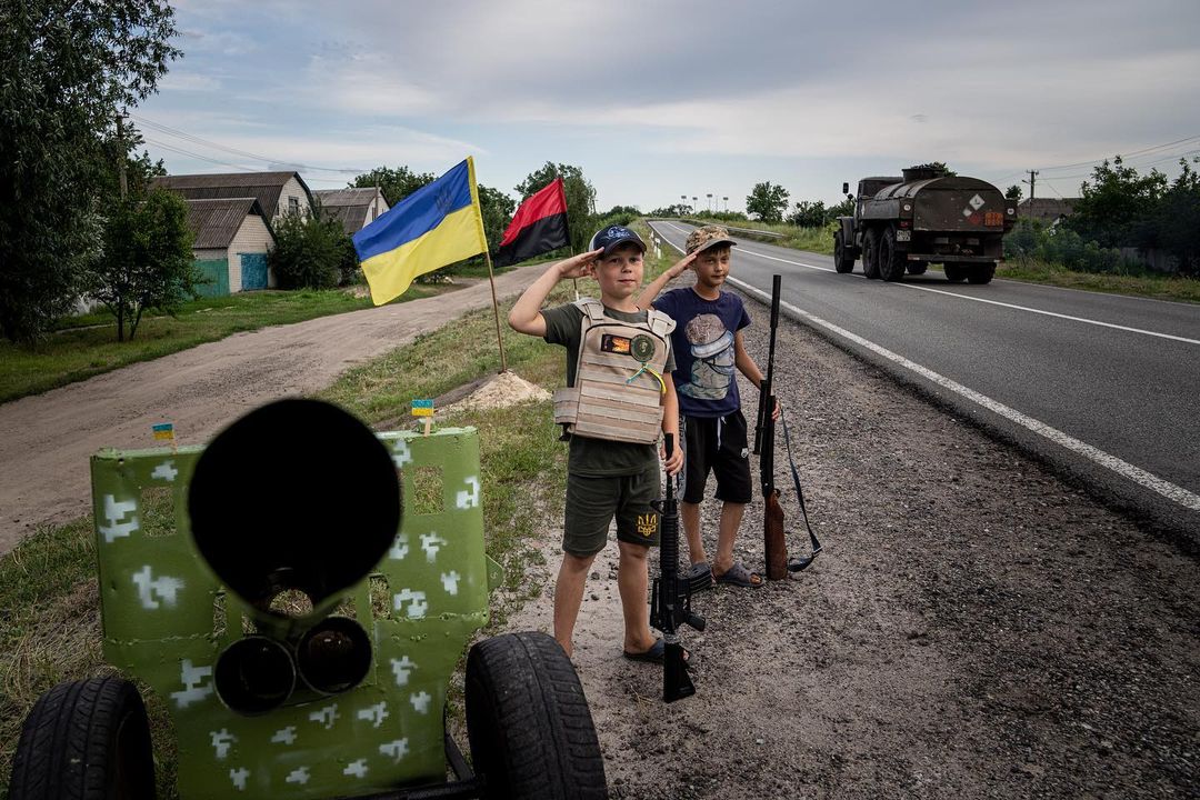 148 day of war

Maksym and Andrii 11, years old boys, salute to Ukrainian sol...