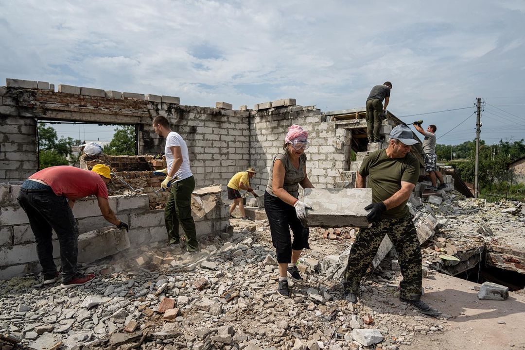 In Ukraine, rebuilding starts with neighbors’ help

As battles raged around K...