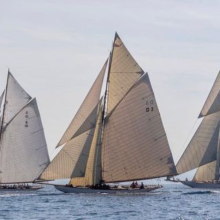 Get in the heart of @les_voiles_de_saint_tropez with us! 
The regatta is on !...