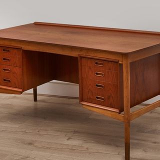 In store now ❤️ This Superb, rare Teak curved desk by Svend Aage Madsen, Den...