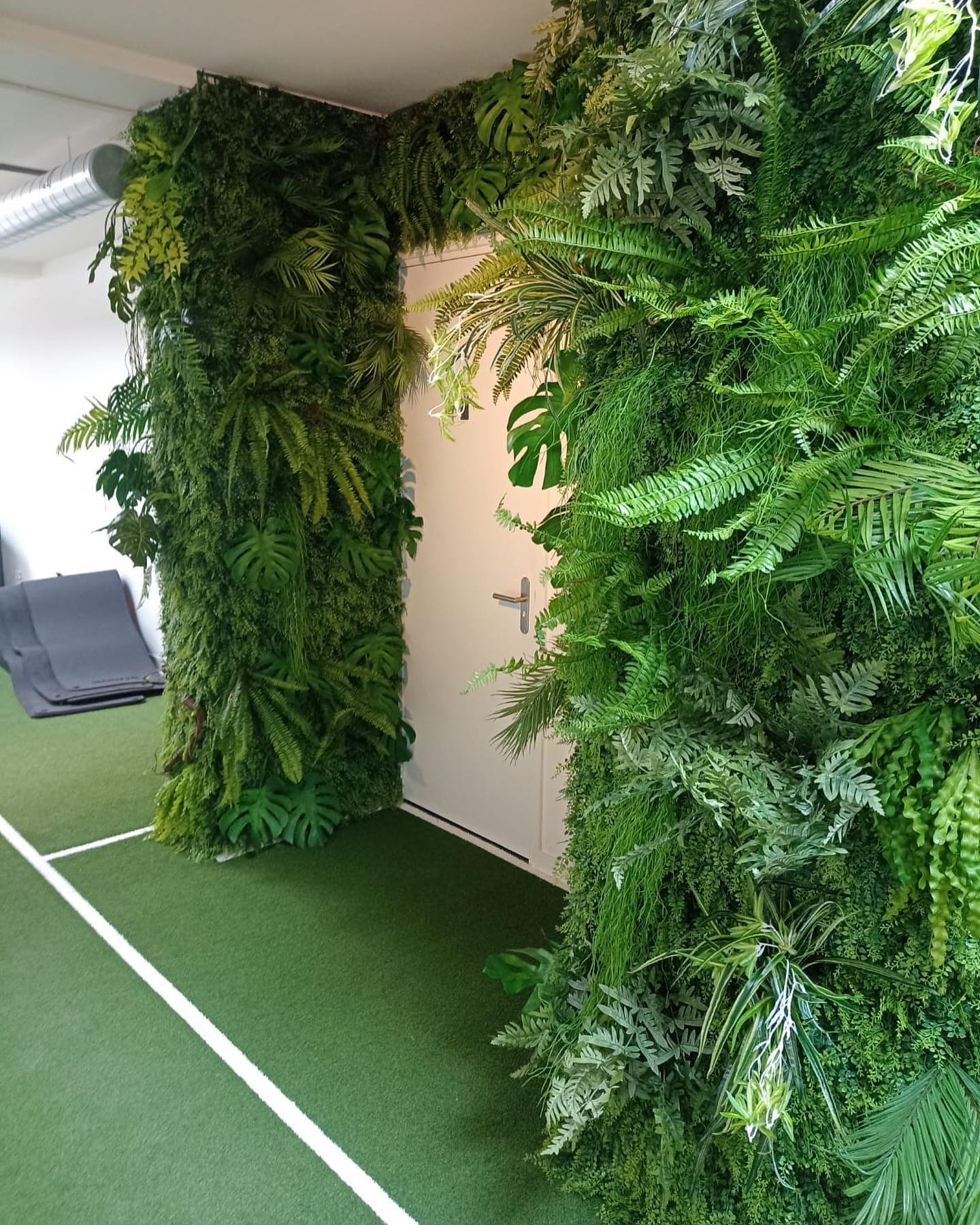 Get some nature feeling in your club with a STRIDE Green wall! This one has j...
