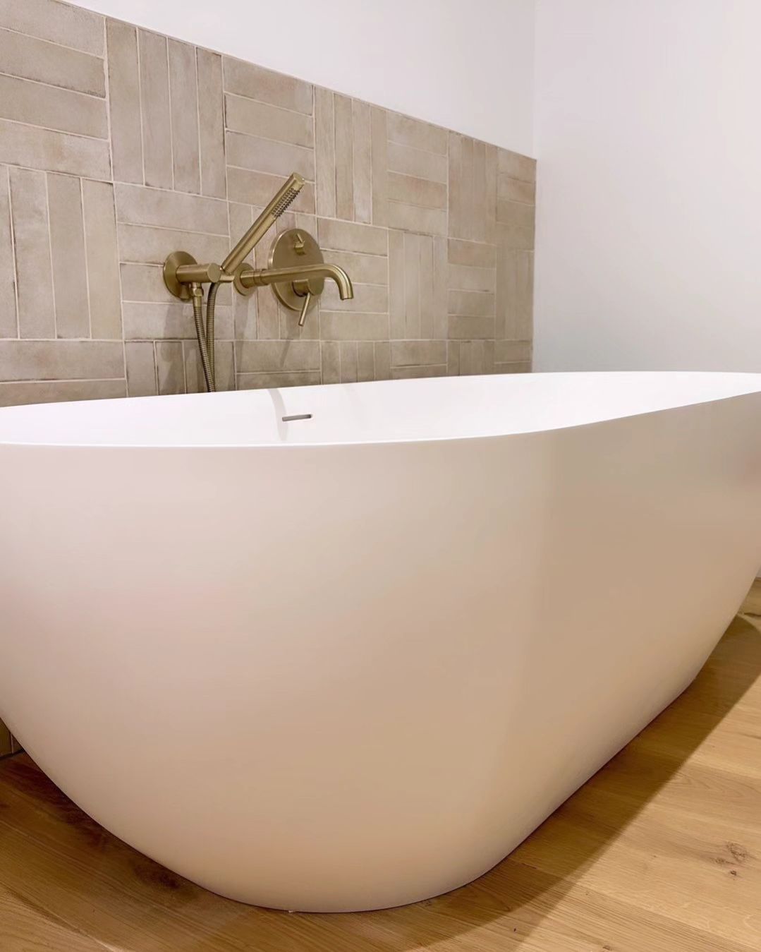 To create a timeless master bathroom, @chamo_renov paired luxurious yet minim...